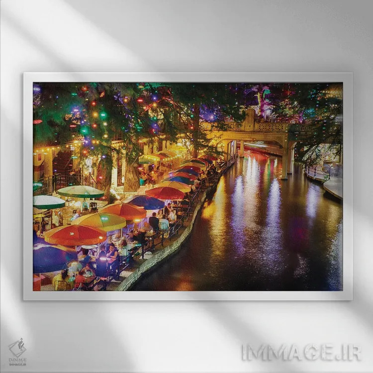 تابلو دکوراتیو قدم زنی کنار رود در شب در کافه ریو، سن آنتونیو، تگزاس، آمریکا اثر جورج اوزه - نمای قابدار سفید