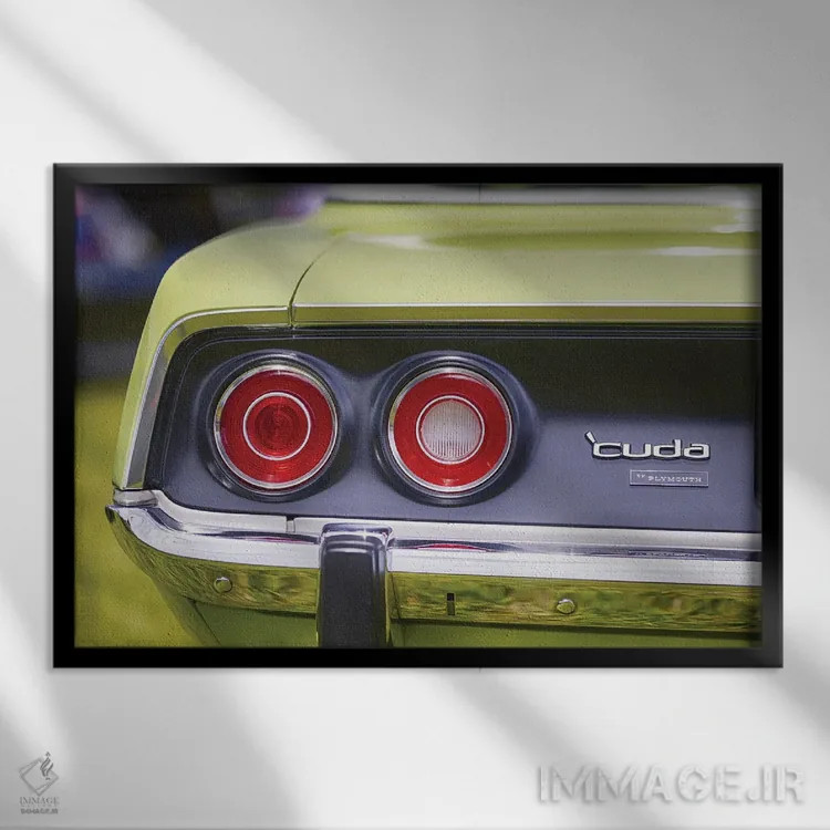 تابلو دکوراتیو چراغ های عقب گرد و سپر براق کروم خودروی پیلیموث باراکودا ۱۹۷۱… اثر جورج اوزه - نمای قابدار مشکی