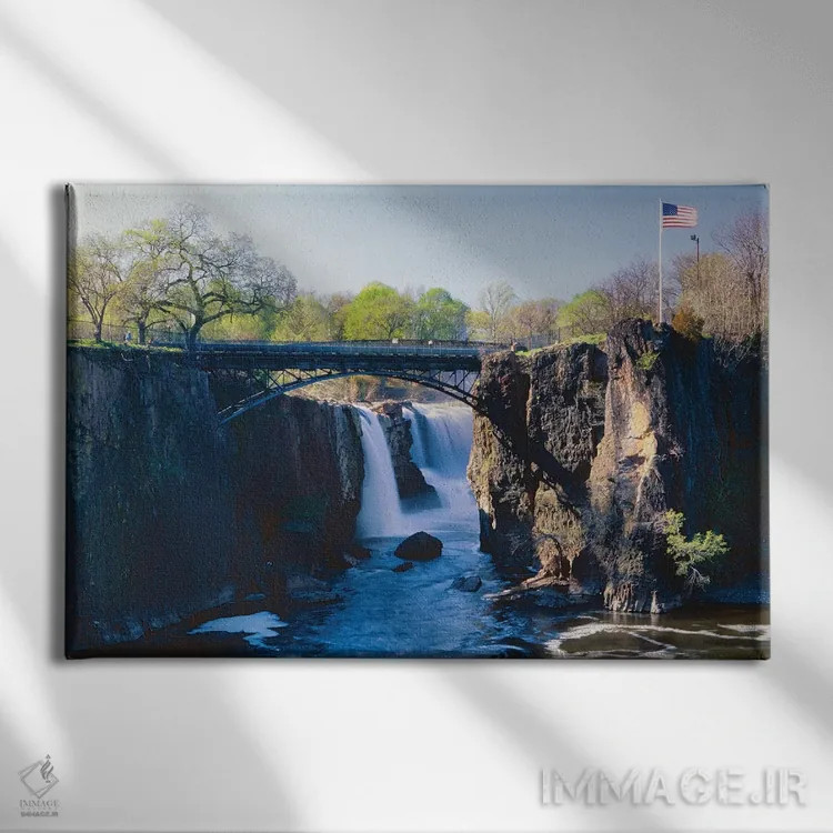 تابلو دکوراتیو آبشارهای بزرگ رودخانه پاساییک، پیترسون، نیوجرسی اثر جورج اوزه - نمای روبهرو روی دیوار