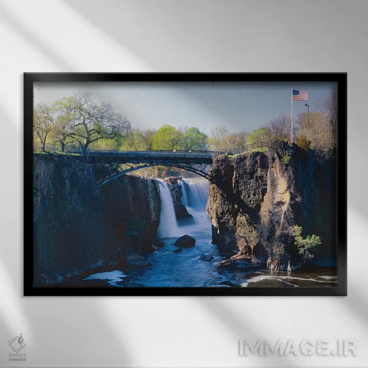 تابلو دکوراتیو آبشارهای بزرگ رودخانه پاساییک، پیترسون، نیوجرسی اثر جورج اوزه - نمای قابدار مشکی