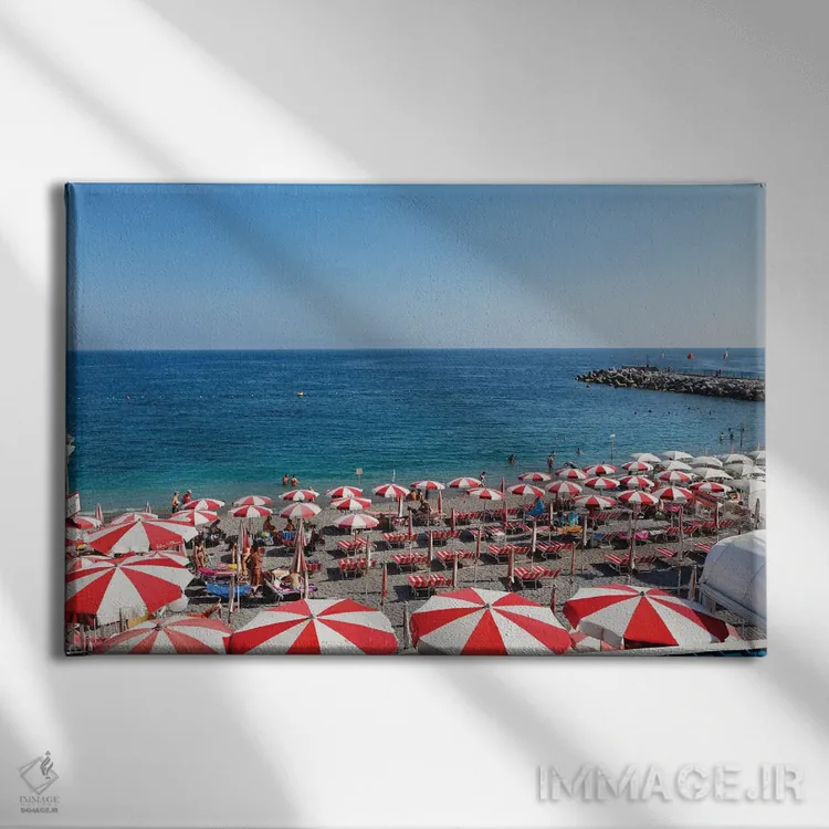 تابلو دکوراتیو نمای بالا از ساحلی با ردیف چترها و صندلی های ساحلی، آمالفی، ک… اثر جورج اوزه - نمای روبهرو روی دیوار
