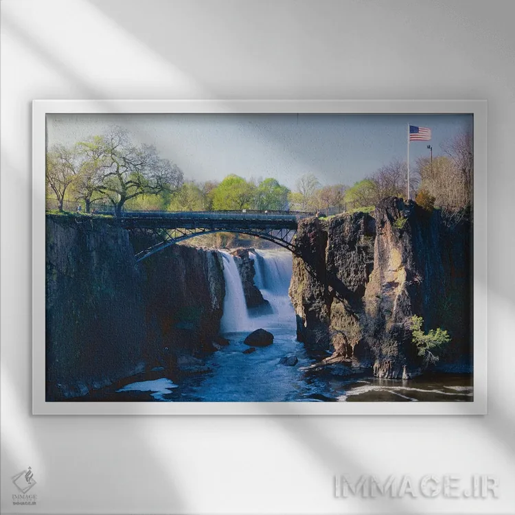 تابلو دکوراتیو آبشارهای بزرگ رودخانه پاساییک، پیترسون، نیوجرسی اثر جورج اوزه - نمای قابدار سفید