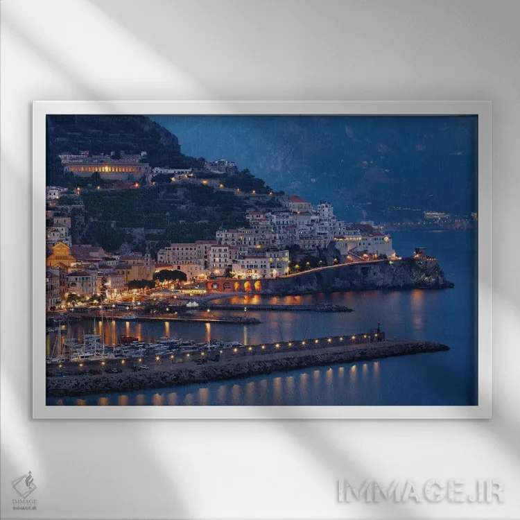 تابلو دکوراتیو نمای بالا از آمالفی در شب، کامپانیا، ایتالیا اثر جورج اوزه - نمای قابدار سفید