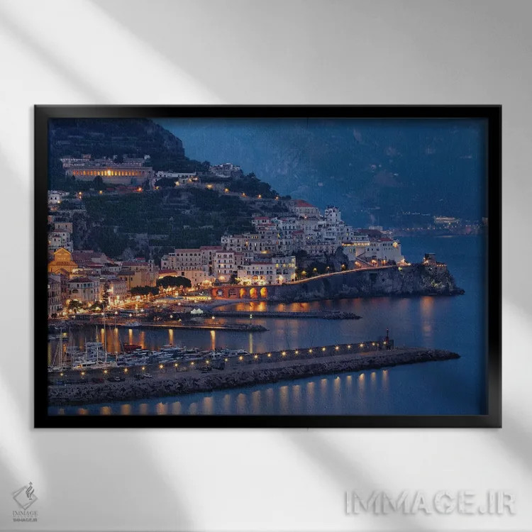 تابلو دکوراتیو نمای بالا از آمالفی در شب، کامپانیا، ایتالیا اثر جورج اوزه - نمای قابدار مشکی