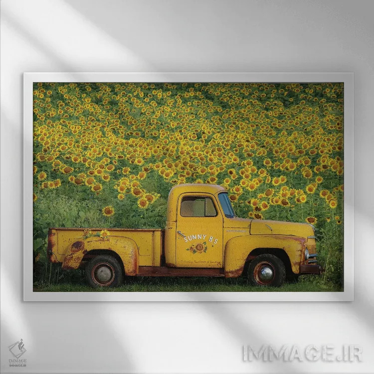 تابلو دکوراتیو کامیون زرد قدیمی با آفتابگردان اثر کری ان گریپو-پایک - نمای قابدار سفید