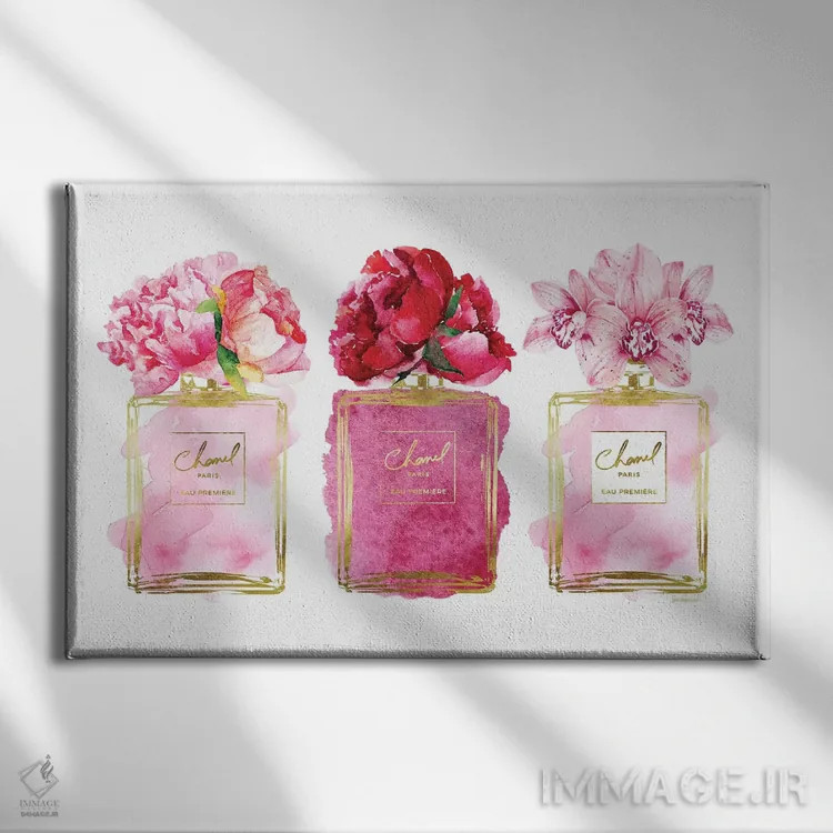 تابلو دکوراتیو سه گانه عطر در طلایی و صورتی اثر آماندا گرینوود - نمای روبهرو روی دیوار