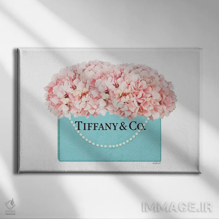 تابلو دکوراتیو کیف خرید فیروزه ای با دسته مرواریدی و گل ادریسی هلویی اثر آماندا گرینوود - نمای روبهرو روی دیوار