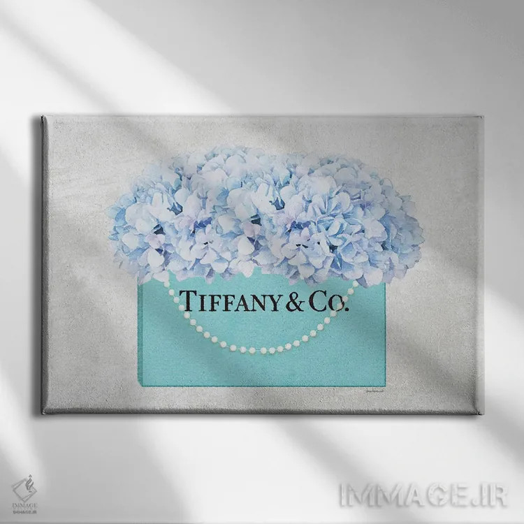 تابلو دکوراتیو کیف خرید فیروزه ای با دسته مرواریدی و گل ادریسی آبی بافت… اثر آماندا گرینوود - نمای روبهرو روی دیوار