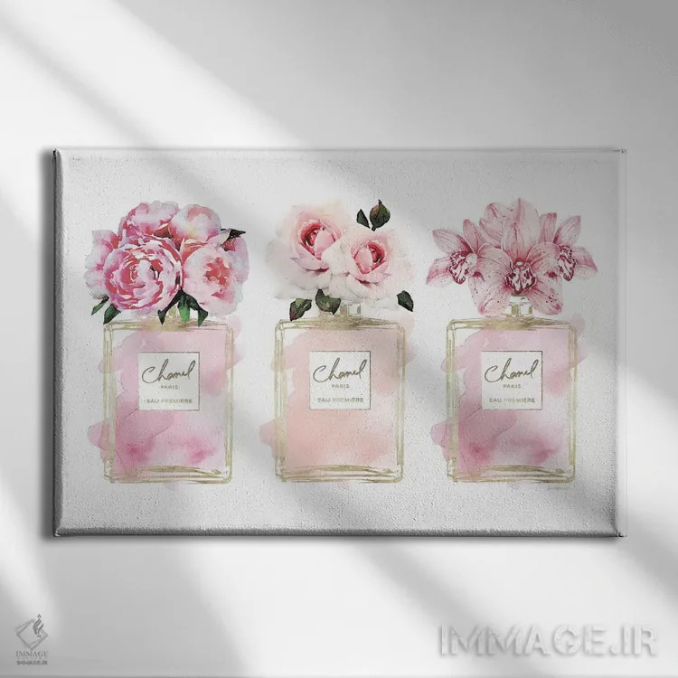 تابلو دکوراتیو سه گانه عطر در شامپاین و صورتی روشن اثر آماندا گرینوود - نمای روبهرو روی دیوار