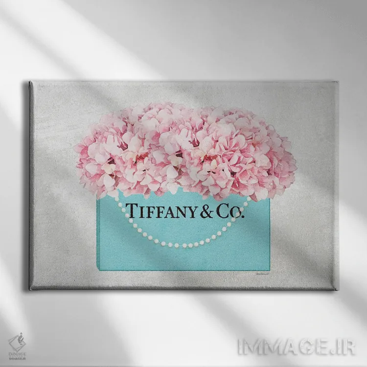 تابلو دکوراتیو کیف خرید فیروزه ای با دسته مرواریدی و گل ادریسی صورتی با… اثر آماندا گرینوود - نمای روبهرو روی دیوار