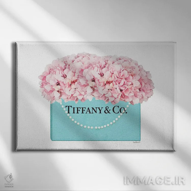 تابلو دکوراتیو کیف خرید فیروزه ای با دسته مرواریدی و گل ادریسی صورتی اثر آماندا گرینوود - نمای روبهرو روی دیوار