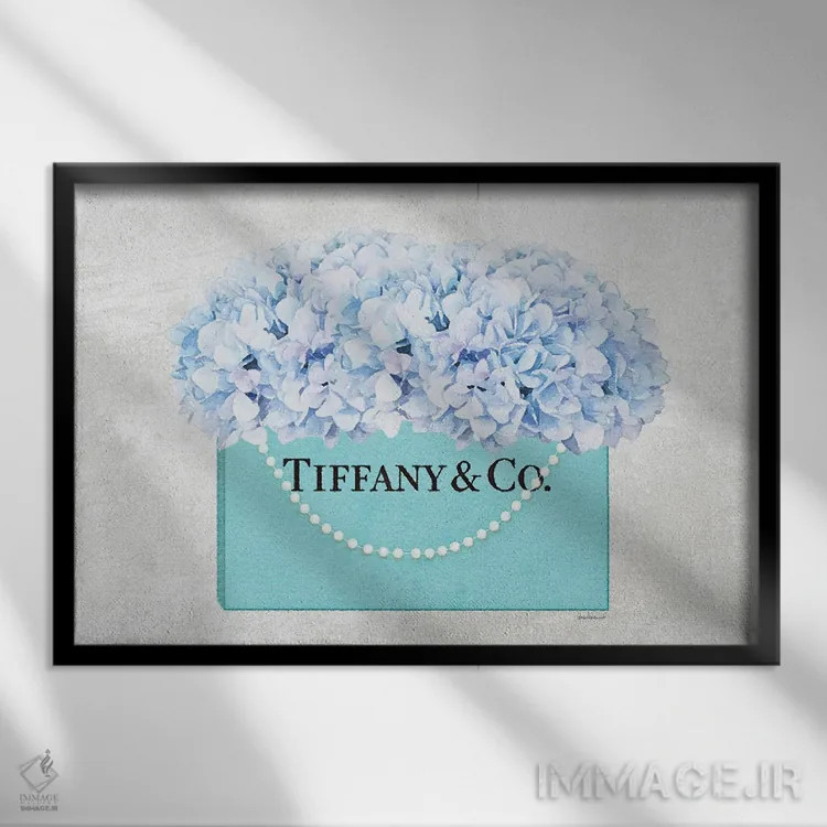 تابلو دکوراتیو کیف خرید فیروزه ای با دسته مرواریدی و گل ادریسی آبی بافت… اثر آماندا گرینوود - نمای قابدار مشکی