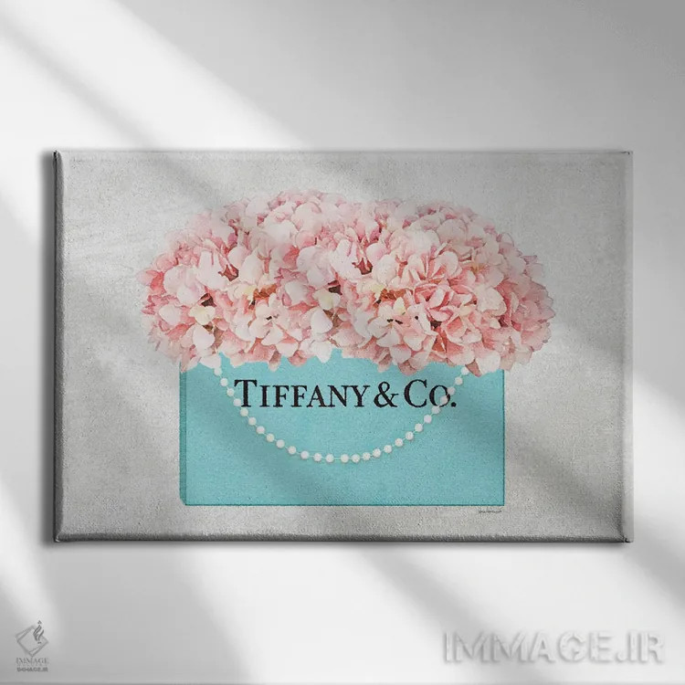 تابلو دکوراتیو کیف خرید فیروزه ای با دسته مرواریدی و گل ادریسی هلویی با… اثر آماندا گرینوود - نمای روبهرو روی دیوار