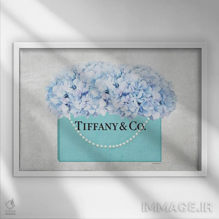 تابلو دکوراتیو کیف خرید فیروزه ای با دسته مرواریدی و گل ادریسی آبی بافت… اثر آماندا گرینوود - نمای قابدار سفید