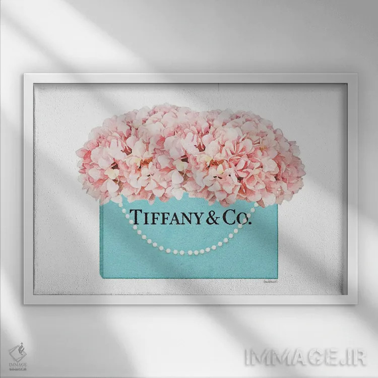 تابلو دکوراتیو کیف خرید فیروزه ای با دسته مرواریدی و گل ادریسی هلویی اثر آماندا گرینوود - نمای قابدار سفید