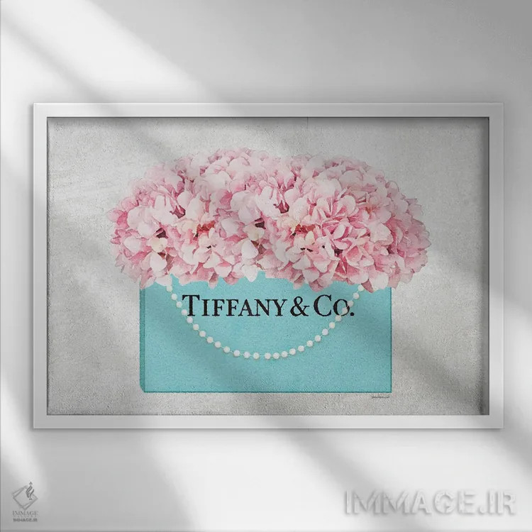 تابلو دکوراتیو کیف خرید فیروزه ای با دسته مرواریدی و گل ادریسی صورتی با… اثر آماندا گرینوود - نمای قابدار سفید