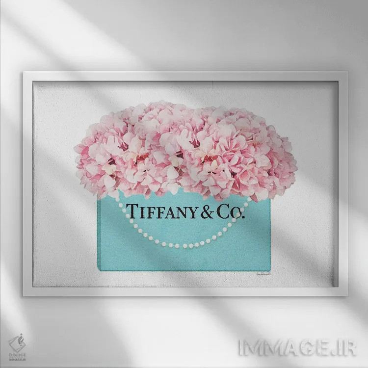 تابلو دکوراتیو کیف خرید فیروزه ای با دسته مرواریدی و گل ادریسی صورتی اثر آماندا گرینوود - نمای قابدار سفید