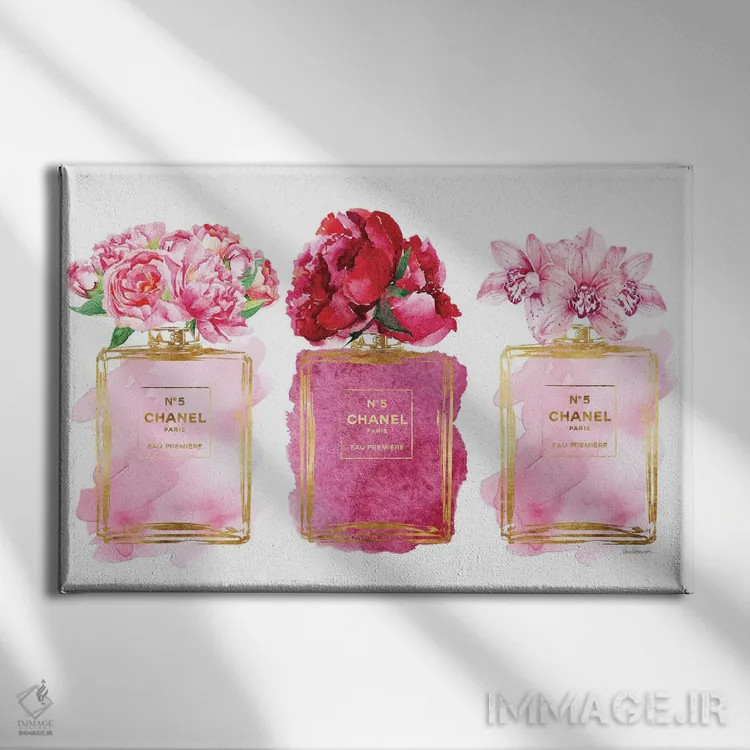 تابلو دکوراتیو سه شیشه عطر به رنگ صورتی اثر آماندا گرینوود - نمای روبهرو روی دیوار