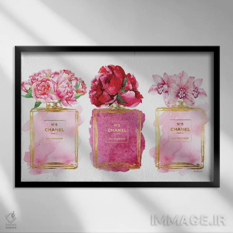 تابلو دکوراتیو سه شیشه عطر به رنگ صورتی اثر آماندا گرینوود - نمای قابدار مشکی