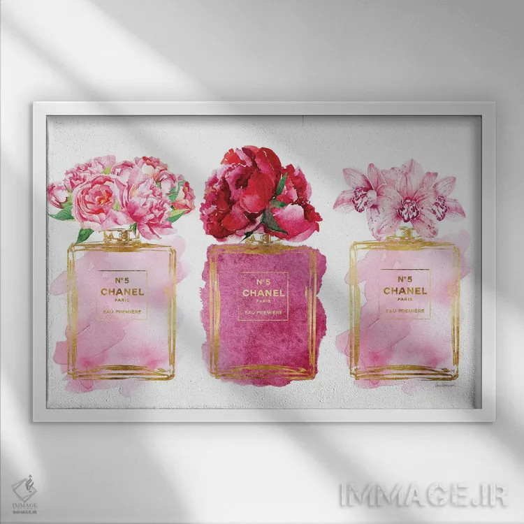 تابلو دکوراتیو سه شیشه عطر به رنگ صورتی اثر آماندا گرینوود - نمای قابدار سفید