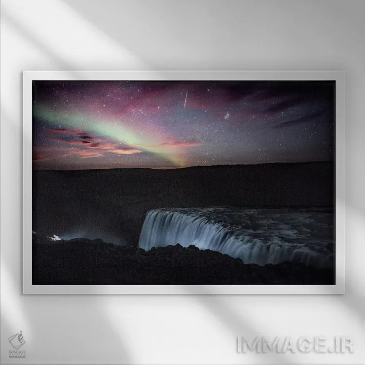 تابلو دکوراتیو شفق قطبی، شهاب سنگ، ماه در حال طلوع اثر لوک آنتونی گرم - نمای قابدار سفید