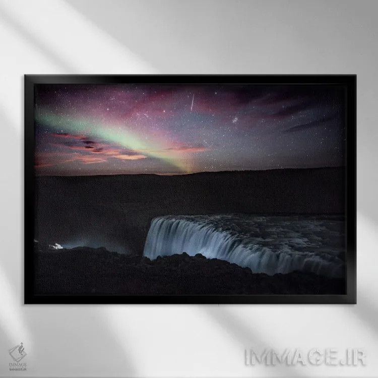 تابلو دکوراتیو شفق قطبی، شهاب سنگ، ماه در حال طلوع اثر لوک آنتونی گرم - نمای قابدار مشکی