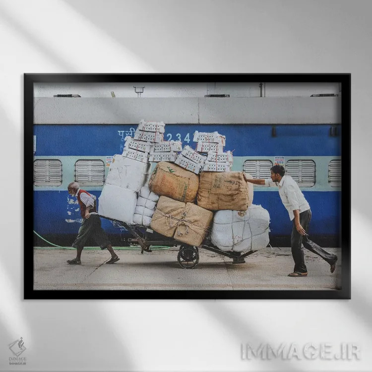 تابلو دکوراتیو ایستگاه راه آهن لکهنو اثر لوک آنتونی گرم - نمای قابدار مشکی