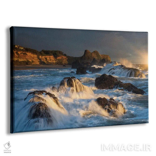 تابلو دکوراتیو امواجی که هنگام غروب به صخره ها برخورد کرده و فرو می ریزند اثر شیلا حداد - نمای پرسپکتیو محصول