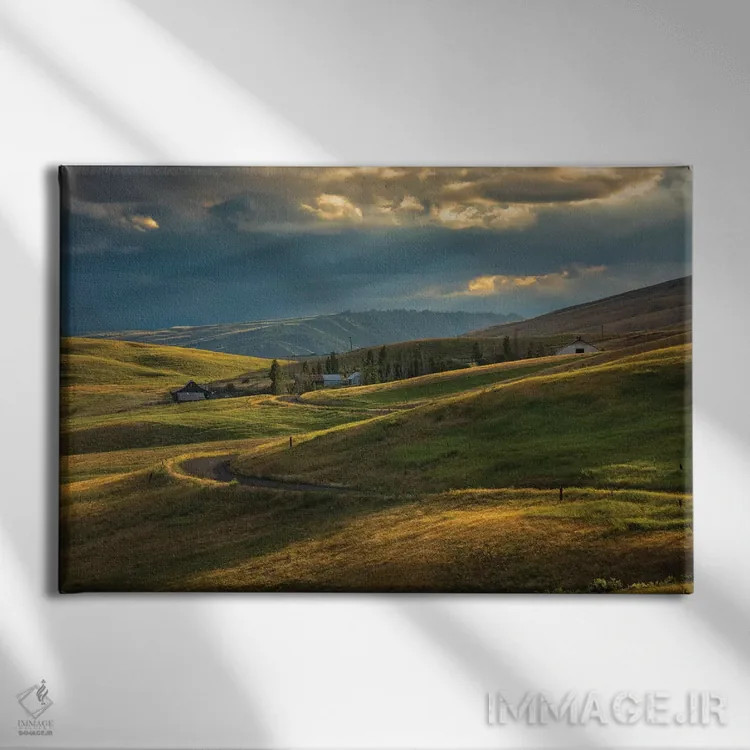 تابلو دکوراتیو مزرعه ای در دامنه تپه های نزدیک Painted Hills اورگان در غروب اثر شیلا حداد - نمای روبهرو روی دیوار