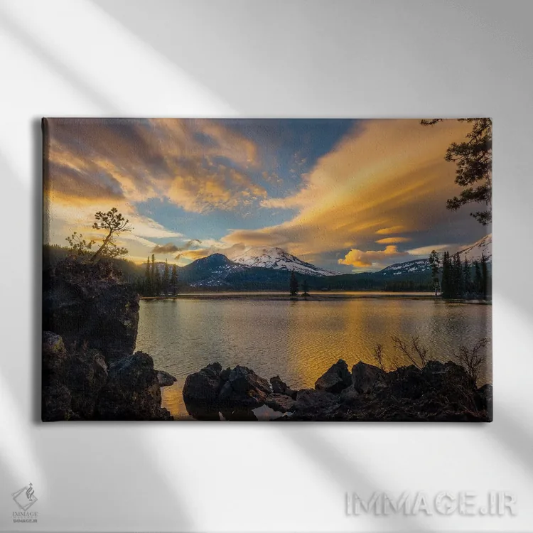 تابلو دکوراتیو رنگ های غروب دریاچه دایموند بازتاب گرفته از ابرهای عدسی شکل اثر شیلا حداد - نمای روبهرو روی دیوار