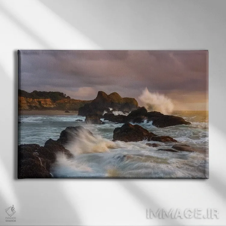 تابلو دکوراتیو امواج بزرگ برخوردکننده با ستون های سنگی ساحل سیل راک اثر شیلا حداد - نمای روبهرو روی دیوار