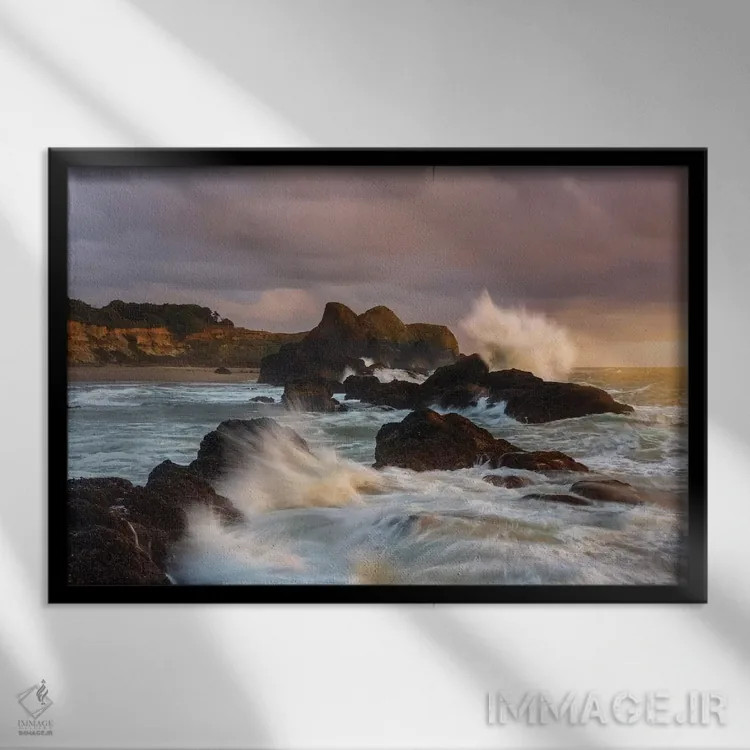 تابلو دکوراتیو امواج بزرگ برخوردکننده با ستون های سنگی ساحل سیل راک اثر شیلا حداد - نمای قابدار مشکی