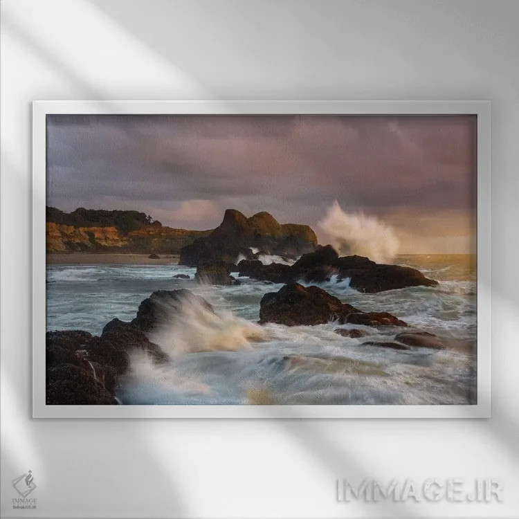 تابلو دکوراتیو امواج بزرگ برخوردکننده با ستون های سنگی ساحل سیل راک اثر شیلا حداد - نمای قابدار سفید