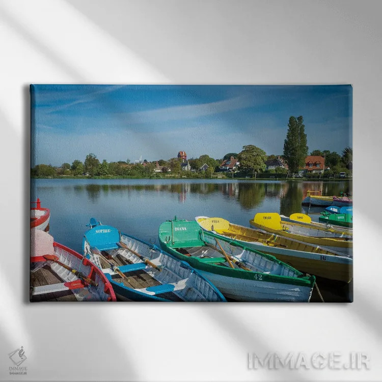 تابلو دکوراتیو قایق سواری در دریاچه تورپنس، سافک اثر استیفن هاجتس - نمای روبهرو روی دیوار