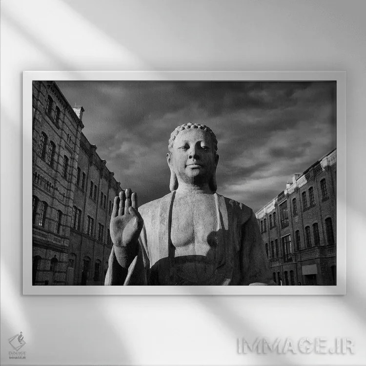 تابلو دکوراتیو مجسمه بودا برلین اثر استیفن هاجتس - نمای قابدار سفید