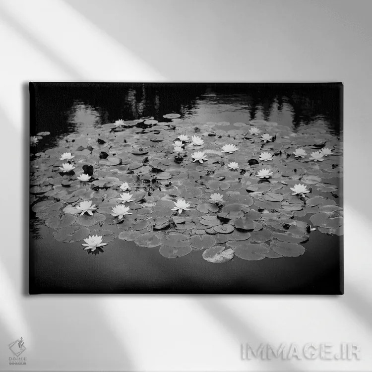 تابلو دکوراتیو برکه سوسن آبی اثر استیفن هاجتس - نمای روبهرو روی دیوار