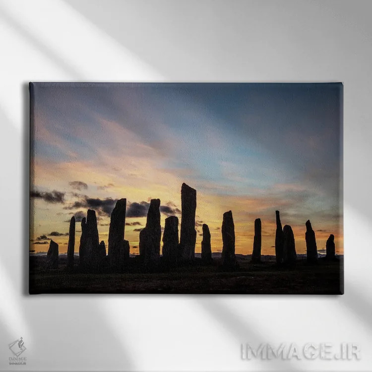 تابلو دکوراتیو طلوع آفتاب بر سنگ های کالانیش اثر استیفن هاجتس - نمای روبهرو روی دیوار