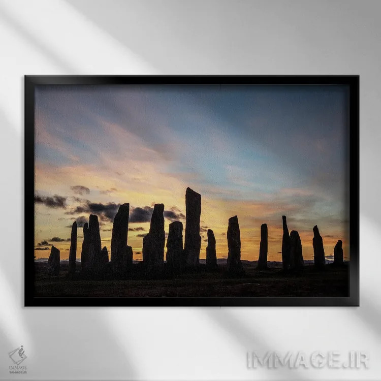 تابلو دکوراتیو طلوع آفتاب بر سنگ های کالانیش اثر استیفن هاجتس - نمای قابدار مشکی