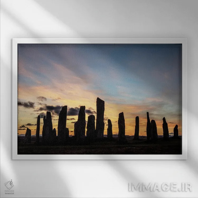 تابلو دکوراتیو طلوع آفتاب بر سنگ های کالانیش اثر استیفن هاجتس - نمای قابدار سفید