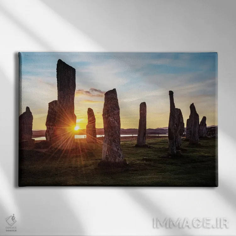 تابلو دکوراتیو طلوع آفتاب در سنگ های کالانیش اثر استیفن هاجتس - نمای روبهرو روی دیوار