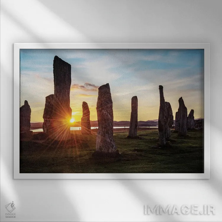 تابلو دکوراتیو طلوع آفتاب در سنگ های کالانیش اثر استیفن هاجتس - نمای قابدار سفید