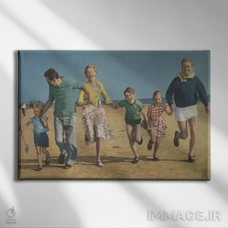 تابلو دکوراتیو خانواده شاد در حال دویدن اثر همینگوی دیزاین - نمای روبهرو روی دیوار
