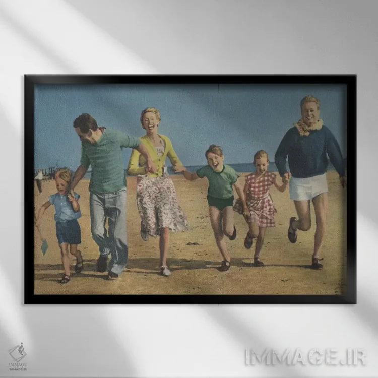 تابلو دکوراتیو خانواده شاد در حال دویدن اثر همینگوی دیزاین - نمای قابدار مشکی