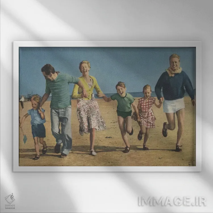 تابلو دکوراتیو خانواده شاد در حال دویدن اثر همینگوی دیزاین - نمای قابدار سفید