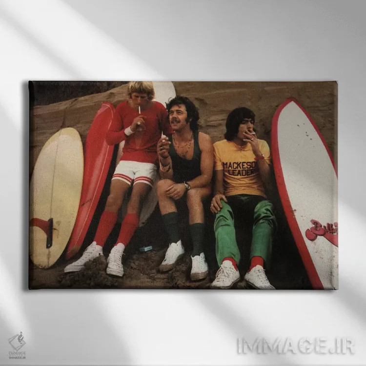 تابلو دکوراتیو موج سواران نشسته اثر همینگوی دیزاین - نمای روبهرو روی دیوار