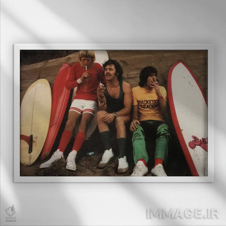 تابلو دکوراتیو موج سواران نشسته اثر همینگوی دیزاین - نمای قابدار سفید