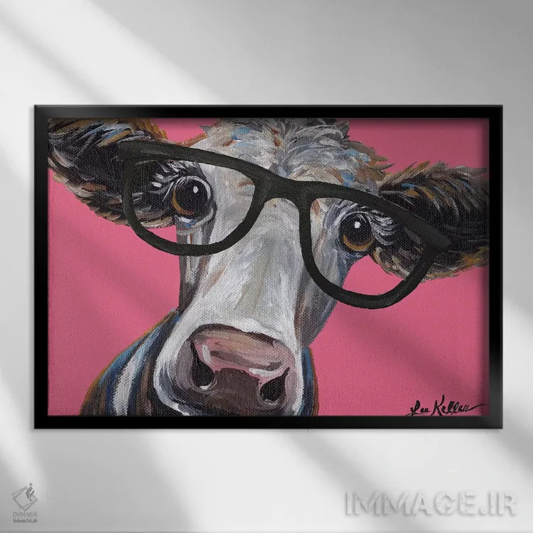 تابلو دکوراتیو کورا گاو با عینک روی صورتی اثر هیپی هاوند استودیوز - نمای قابدار مشکی