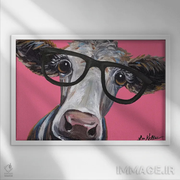 تابلو دکوراتیو کورا گاو با عینک روی صورتی اثر هیپی هاوند استودیوز - نمای قابدار سفید