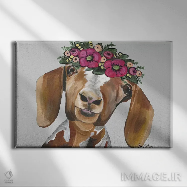 تابلو دکوراتیو بز میلی با تاج گل روی خاکستری اثر هیپی هاوند استودیوز - نمای روبهرو روی دیوار