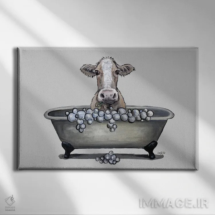 تابلو دکوراتیو گاو در وان، نقاشی گاو حمام "می زی" اثر هیپی هاوند استودیوز - نمای روبهرو روی دیوار